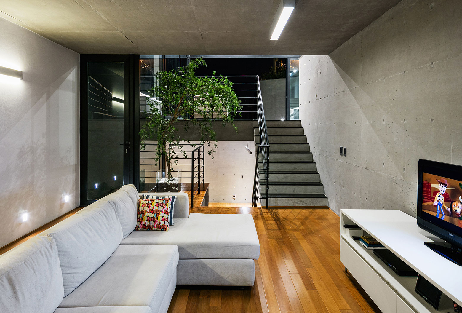A Spectacular Contemporary Home with Spacious Indoor and Outdoor in Amparo, Brazil by Obra Arquitetos (12)