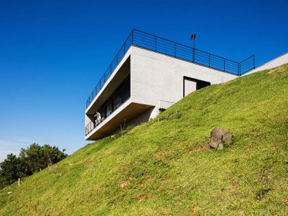 A Spectacular Contemporary Home with Spacious Indoor and Outdoor in Amparo, Brazil by Obra Arquitetos (2)