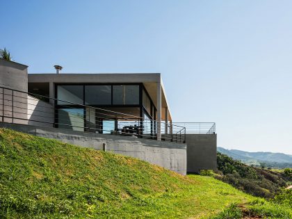 A Spectacular Contemporary Home with Spacious Indoor and Outdoor in Amparo, Brazil by Obra Arquitetos (3)