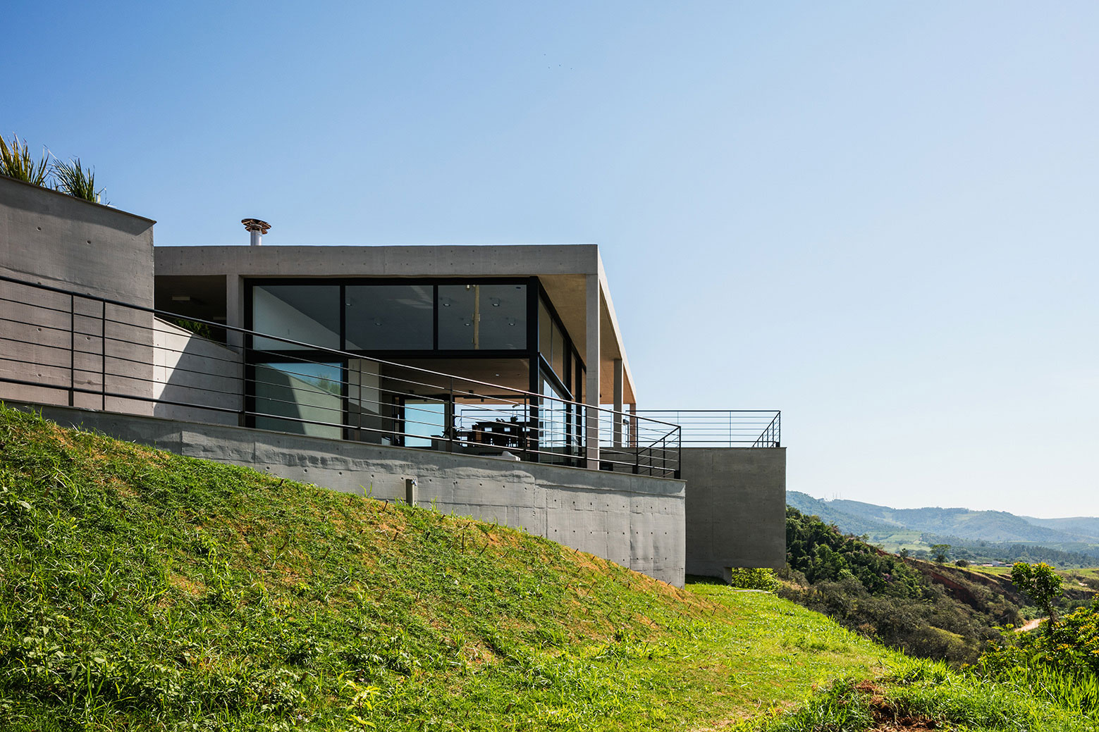 A Spectacular Contemporary Home with Spacious Indoor and Outdoor in Amparo, Brazil by Obra Arquitetos (3)