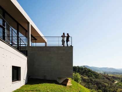 A Spectacular Contemporary Home with Spacious Indoor and Outdoor in Amparo, Brazil by Obra Arquitetos (4)