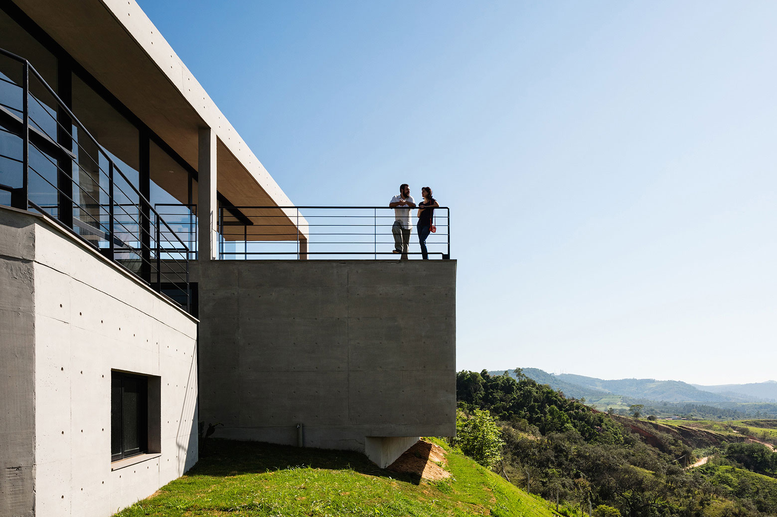 A Spectacular Contemporary Home with Spacious Indoor and Outdoor in Amparo, Brazil by Obra Arquitetos (4)