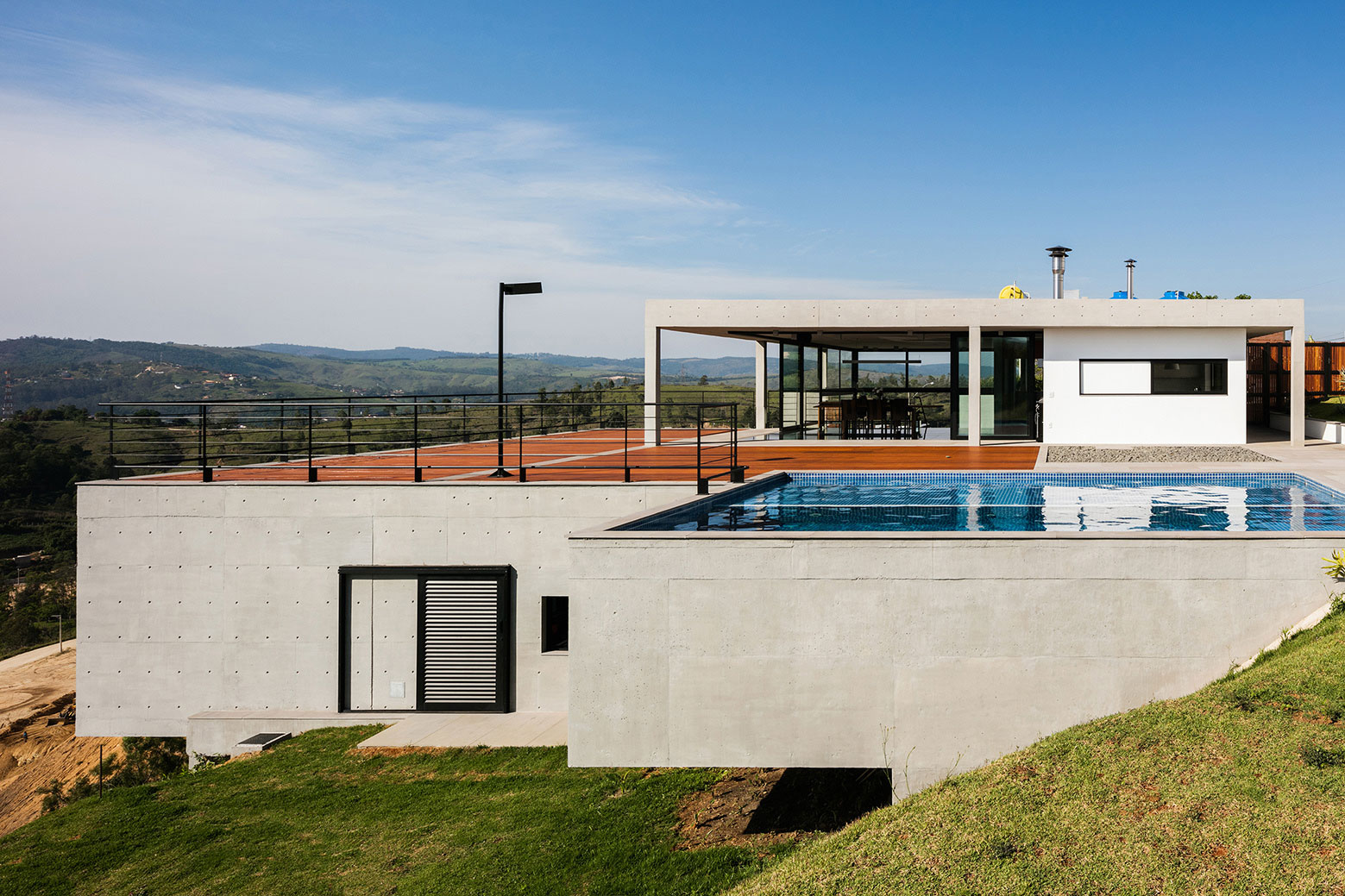 A Spectacular Contemporary Home with Spacious Indoor and Outdoor in Amparo, Brazil by Obra Arquitetos (5)