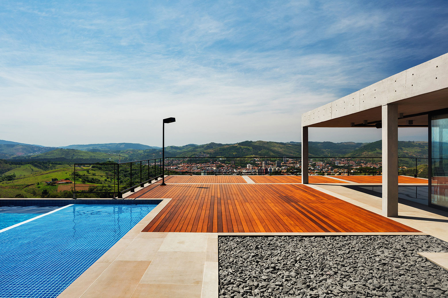 A Spectacular Contemporary Home with Spacious Indoor and Outdoor in Amparo, Brazil by Obra Arquitetos (6)