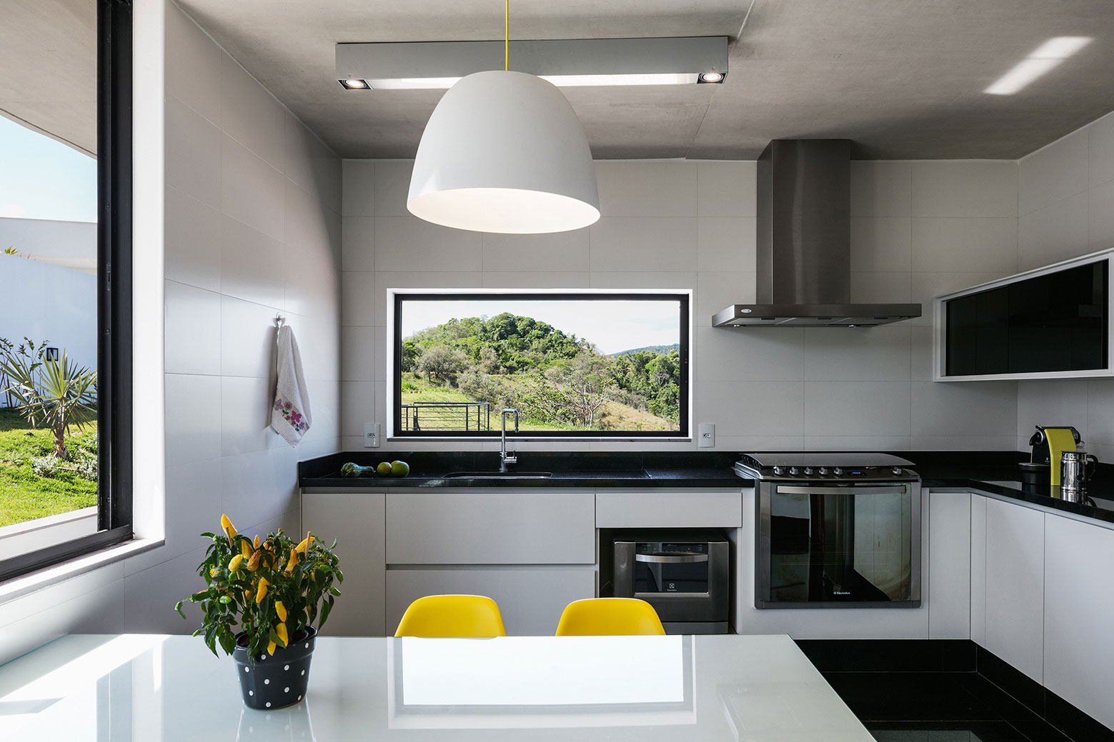 A Spectacular Contemporary Home with Spacious Indoor and Outdoor in Amparo, Brazil by Obra Arquitetos (9)