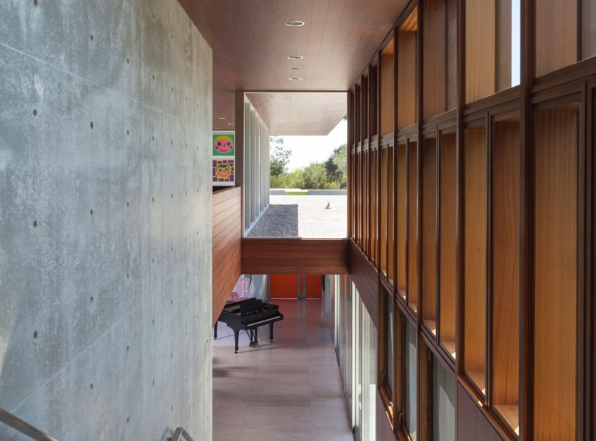 A Spectacular Contemporary Home with an Infinity Pool in Portola Valley by Swatt | Miers Architects (17)