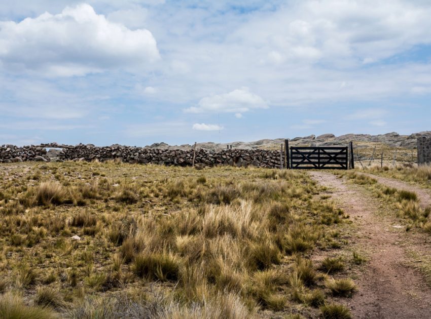 A Spectacular Contemporary House Surrounded by the Rocky Landscape of Pocho, Argentina by Mariana Palacios (10)