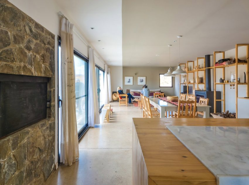 A Spectacular Contemporary House Surrounded by the Rocky Landscape of Pocho, Argentina by Mariana Palacios (16)