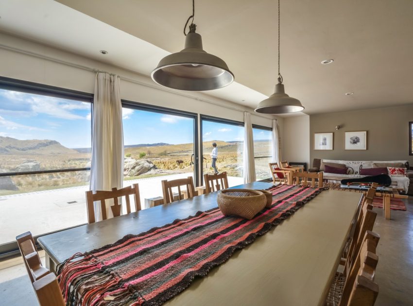 A Spectacular Contemporary House Surrounded by the Rocky Landscape of Pocho, Argentina by Mariana Palacios (18)