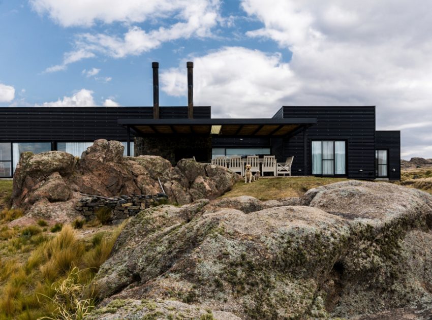 A Spectacular Contemporary House Surrounded by the Rocky Landscape of Pocho, Argentina by Mariana Palacios (2)