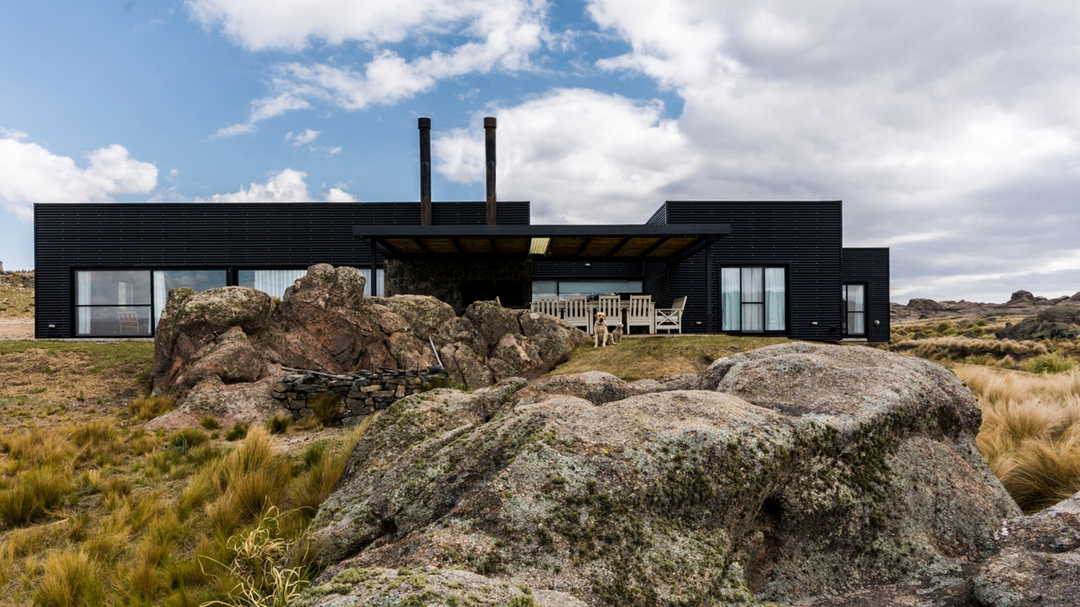 A Spectacular Contemporary House Surrounded by the Rocky Landscape of Pocho, Argentina by Mariana Palacios (2)