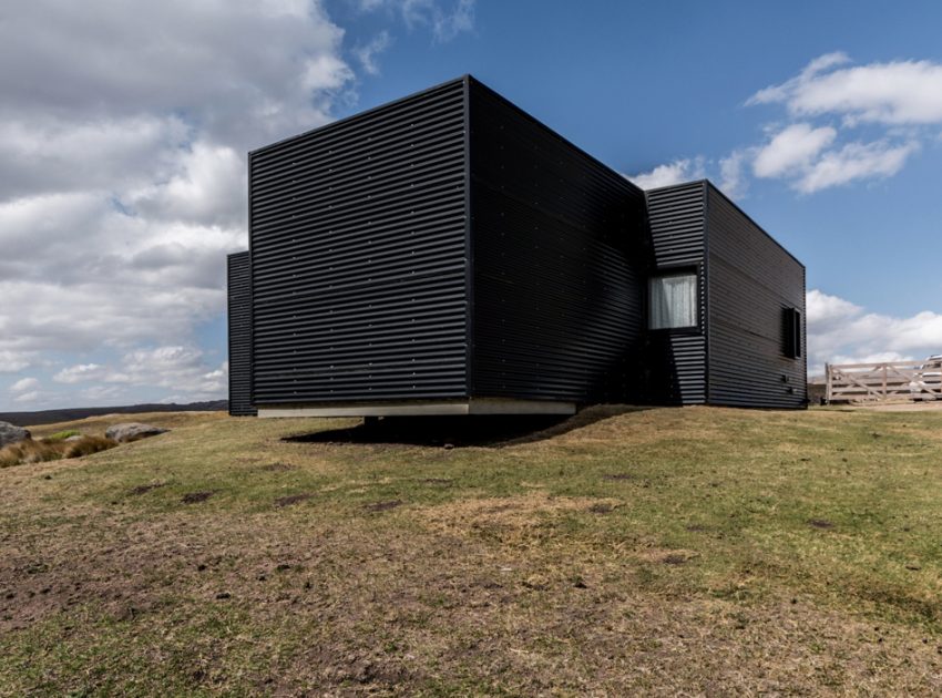 A Spectacular Contemporary House Surrounded by the Rocky Landscape of Pocho, Argentina by Mariana Palacios (4)