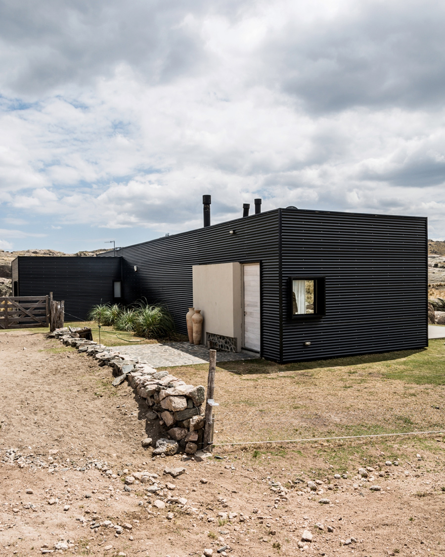 A Spectacular Contemporary House Surrounded by the Rocky Landscape of Pocho, Argentina by Mariana Palacios (5)