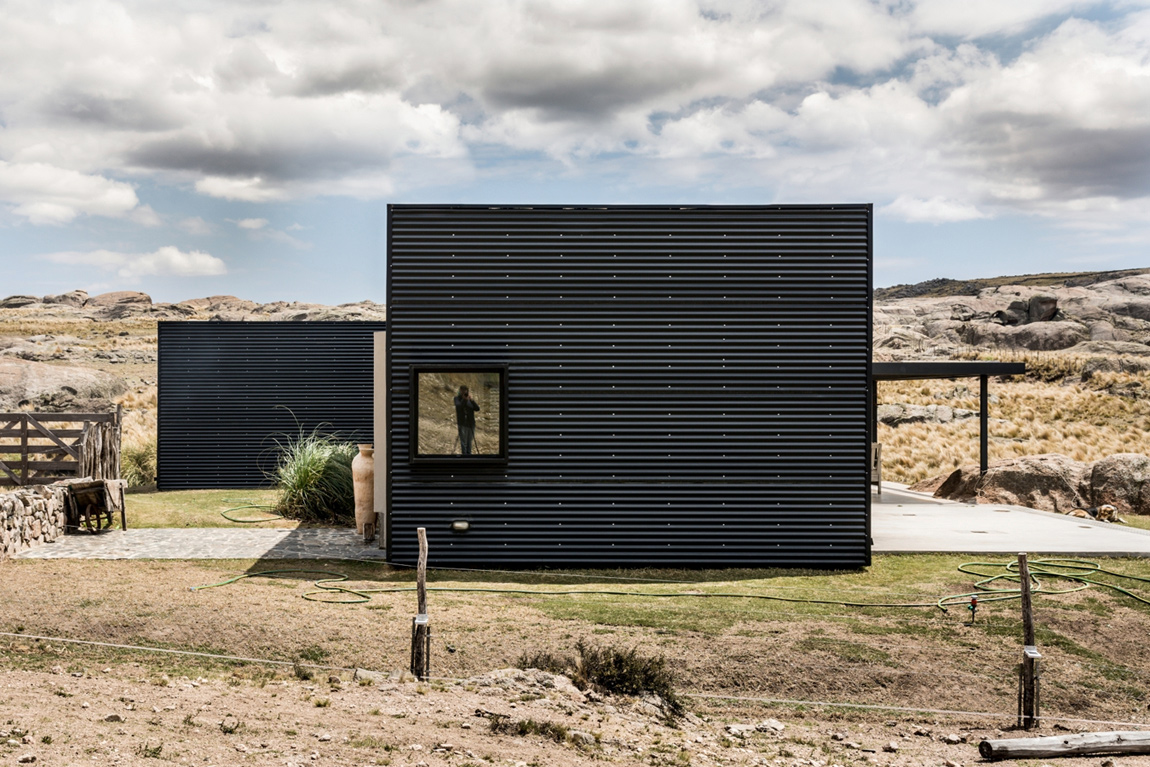 A Spectacular Contemporary House Surrounded by the Rocky Landscape of Pocho, Argentina by Mariana Palacios (6)