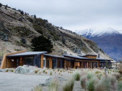 A Spectacular Long and Low Hillside House Surrounded by the Southern Alps of New Zealand