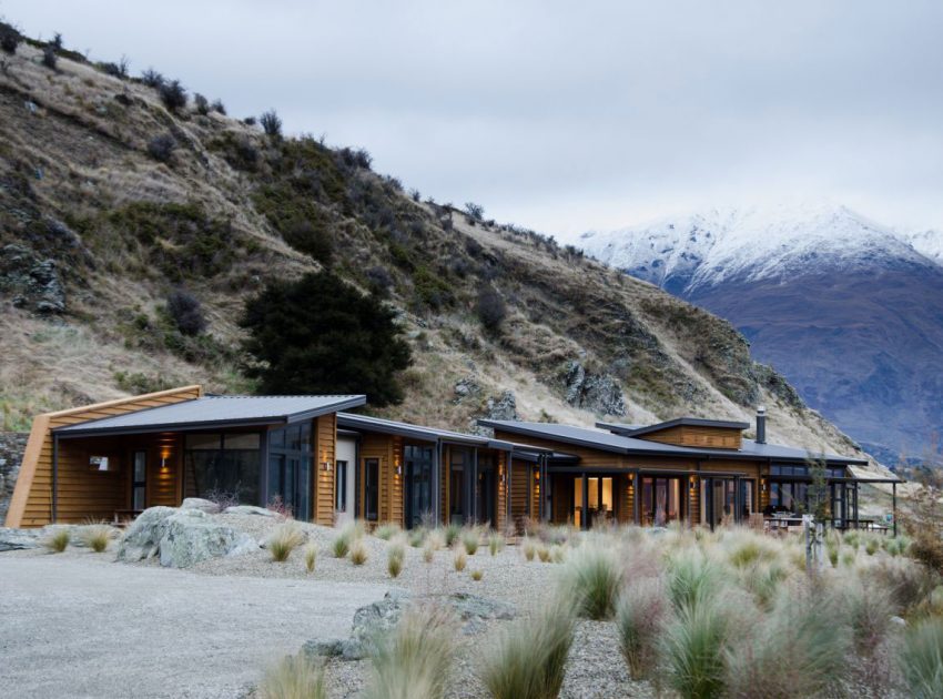 A Spectacular Long and Low Hillside House Surrounded by the Southern Alps of New Zealand by Sarah Scott Architects Ltd (1)