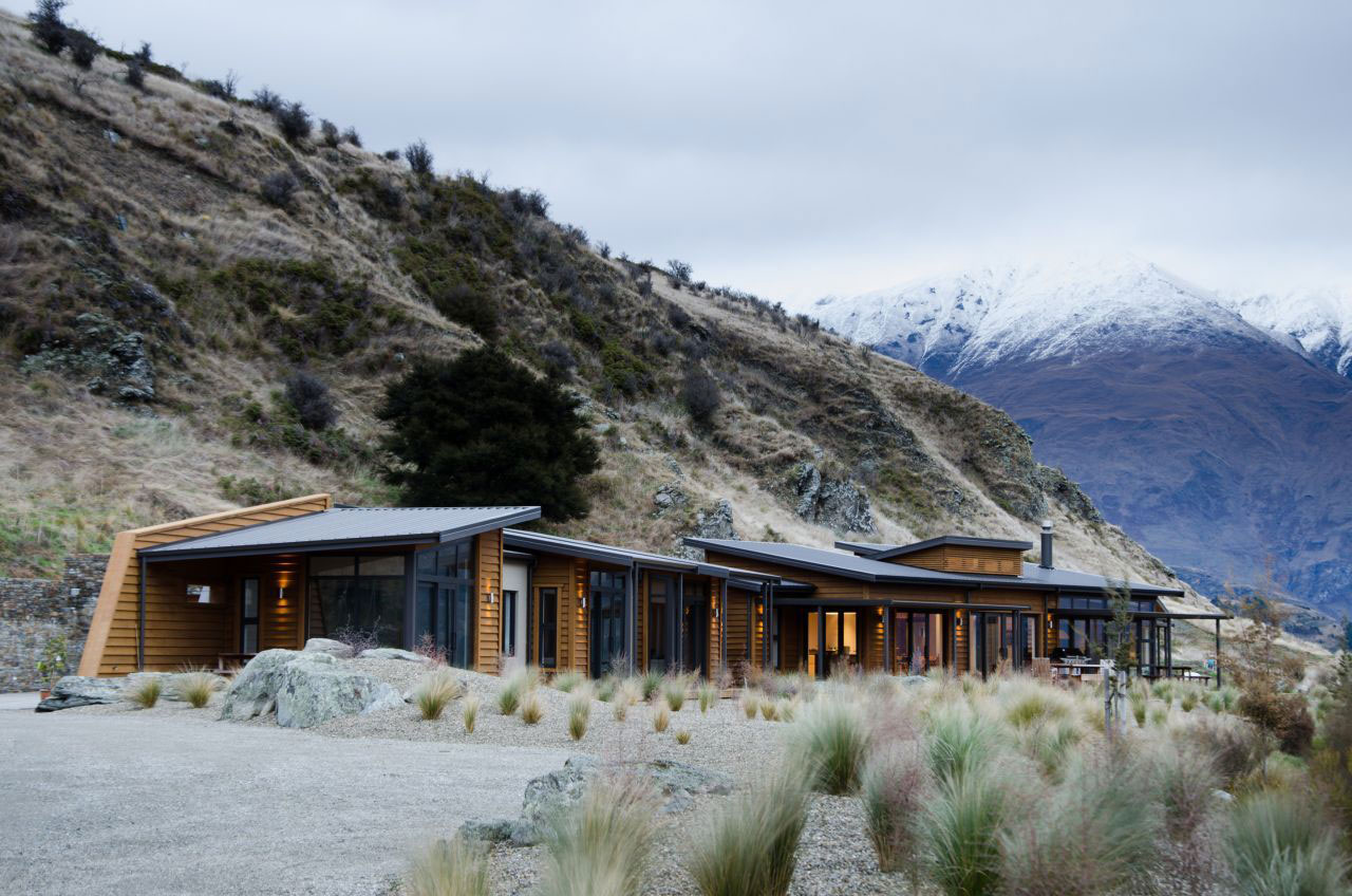 A Spectacular Long and Low Hillside House Surrounded by the Southern Alps of New Zealand by Sarah Scott Architects Ltd (1)