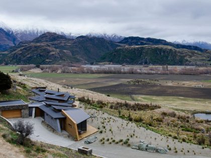 A Spectacular Long and Low Hillside House Surrounded by the Southern Alps of New Zealand by Sarah Scott Architects Ltd (2)