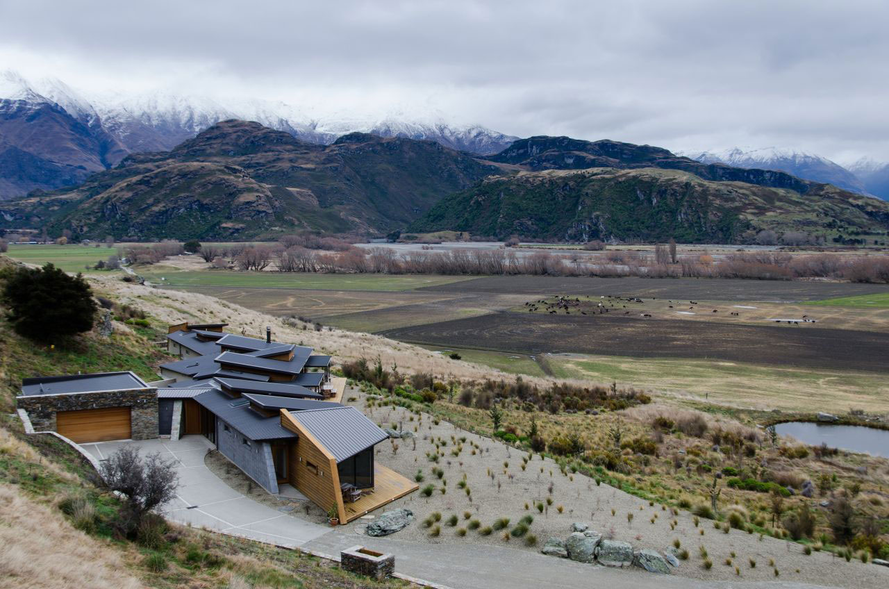 A Spectacular Long and Low Hillside House Surrounded by the Southern Alps of New Zealand by Sarah Scott Architects Ltd (2)