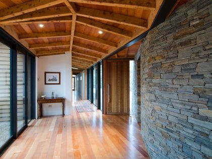 A Spectacular Long and Low Hillside House Surrounded by the Southern Alps of New Zealand by Sarah Scott Architects Ltd (3)