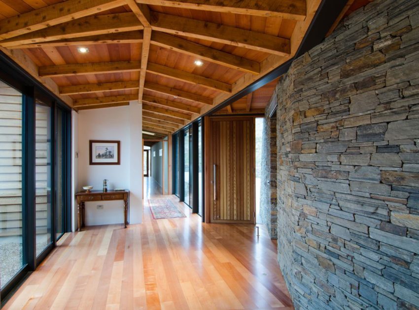 A Spectacular Long and Low Hillside House Surrounded by the Southern Alps of New Zealand by Sarah Scott Architects Ltd (3)