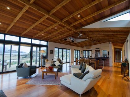 A Spectacular Long and Low Hillside House Surrounded by the Southern Alps of New Zealand by Sarah Scott Architects Ltd (4)