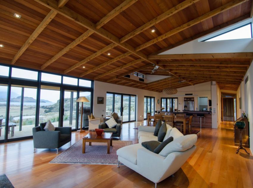 A Spectacular Long and Low Hillside House Surrounded by the Southern Alps of New Zealand by Sarah Scott Architects Ltd (4)