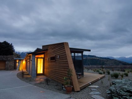 A Spectacular Long and Low Hillside House Surrounded by the Southern Alps of New Zealand by Sarah Scott Architects Ltd (6)