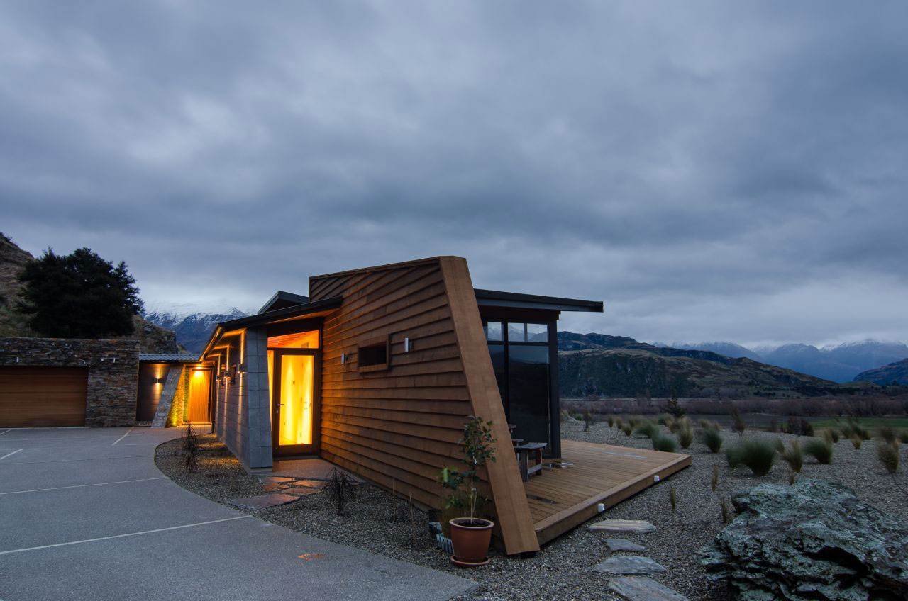 A Spectacular Long and Low Hillside House Surrounded by the Southern Alps of New Zealand by Sarah Scott Architects Ltd (6)