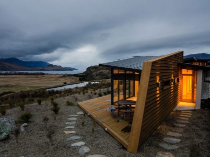 A Spectacular Long and Low Hillside House Surrounded by the Southern Alps of New Zealand by Sarah Scott Architects Ltd (7)