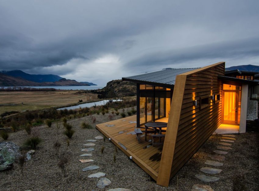 A Spectacular Long and Low Hillside House Surrounded by the Southern Alps of New Zealand by Sarah Scott Architects Ltd (7)