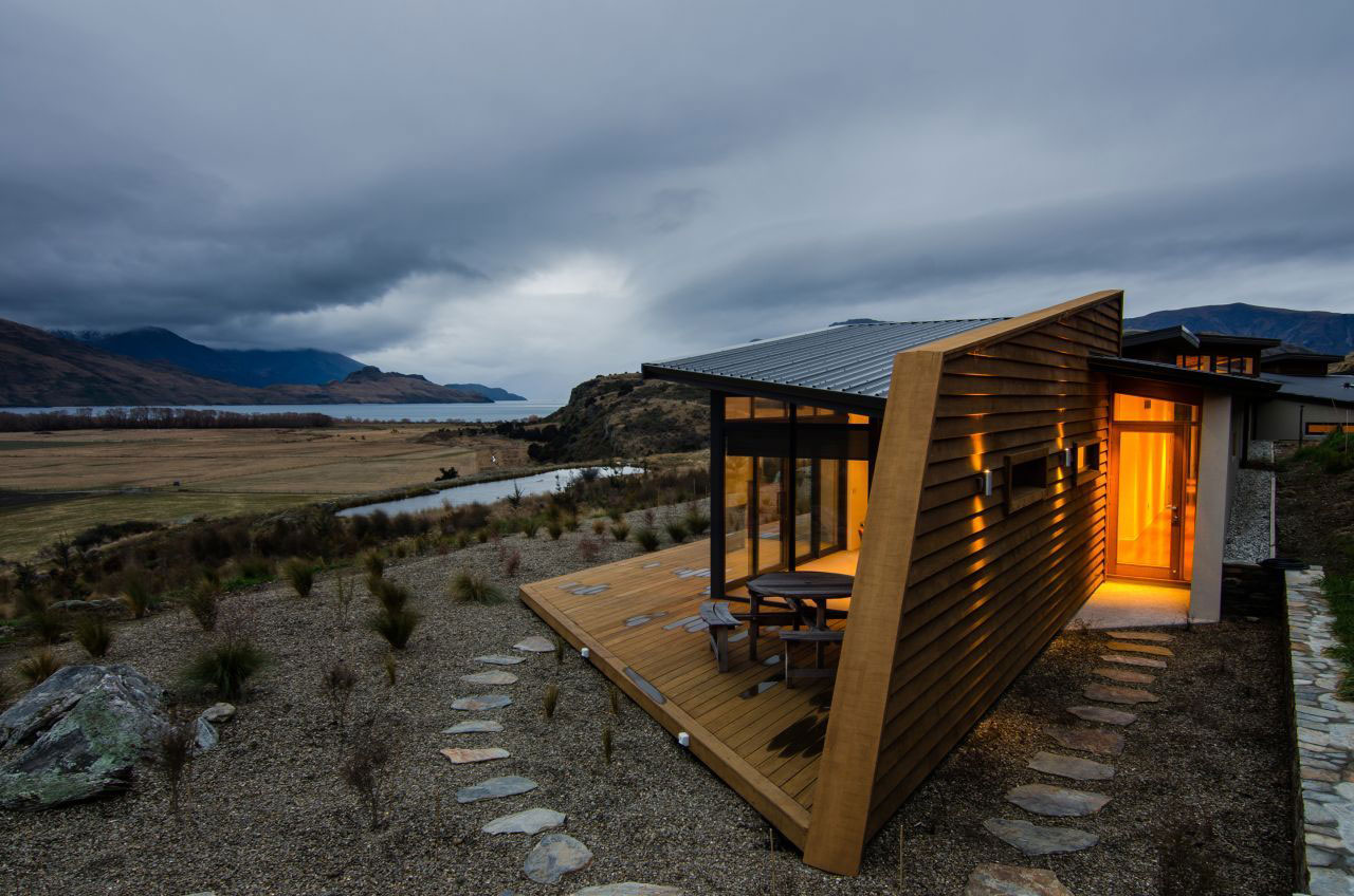 A Spectacular Long and Low Hillside House Surrounded by the Southern Alps of New Zealand by Sarah Scott Architects Ltd (7)