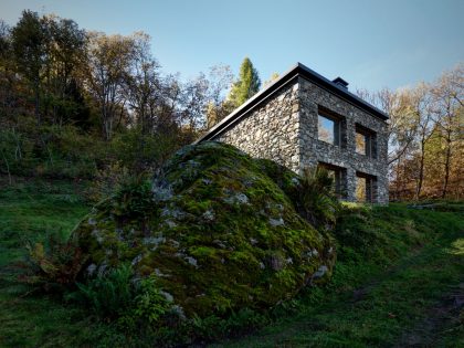 A Stone House Combines Rustic Interior Elements with Modern Architecture in Piateda by Alfredo Vanotti (1)