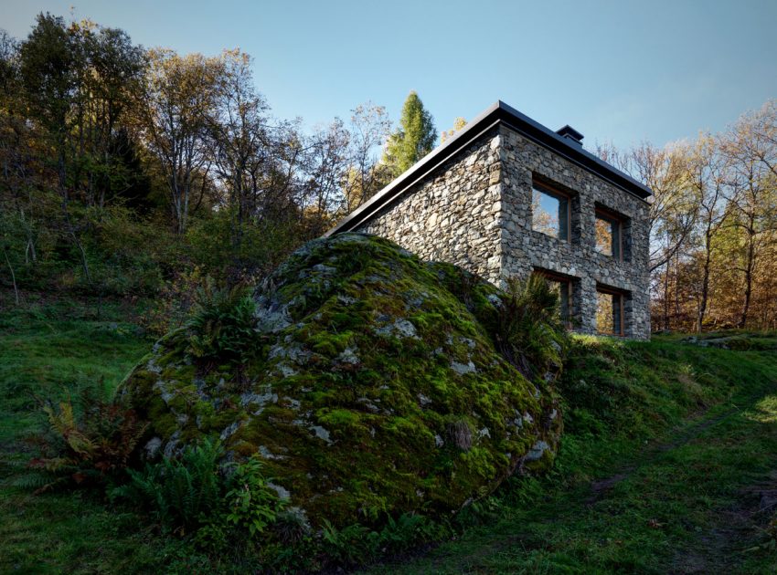 A Stone House Combines Rustic Interior Elements with Modern Architecture in Piateda by Alfredo Vanotti (1)