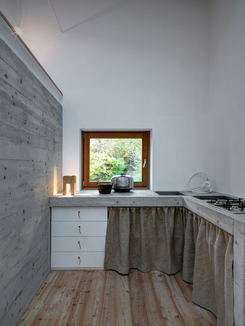 A Stone House Combines Rustic Interior Elements with Modern Architecture in Piateda by Alfredo Vanotti (14)