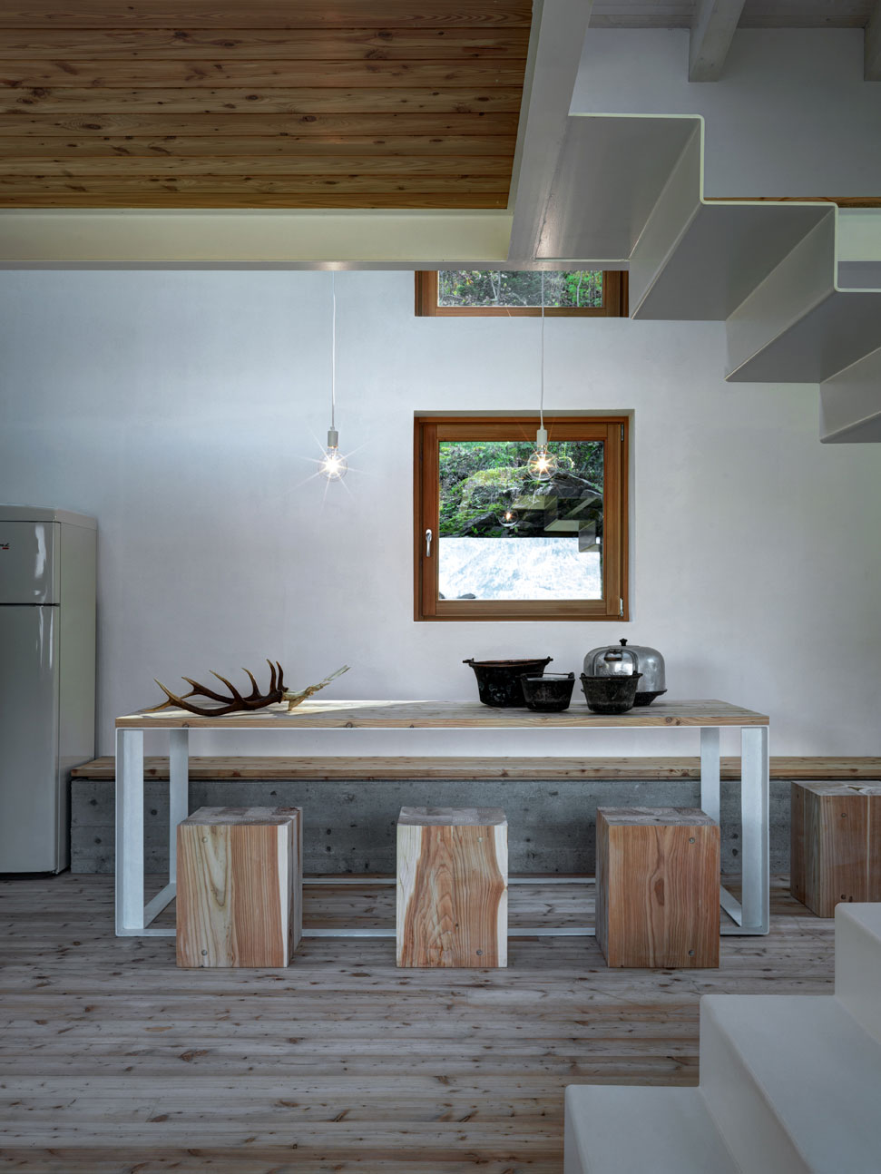 A Stone House Combines Rustic Interior Elements with Modern Architecture in Piateda by Alfredo Vanotti (16)