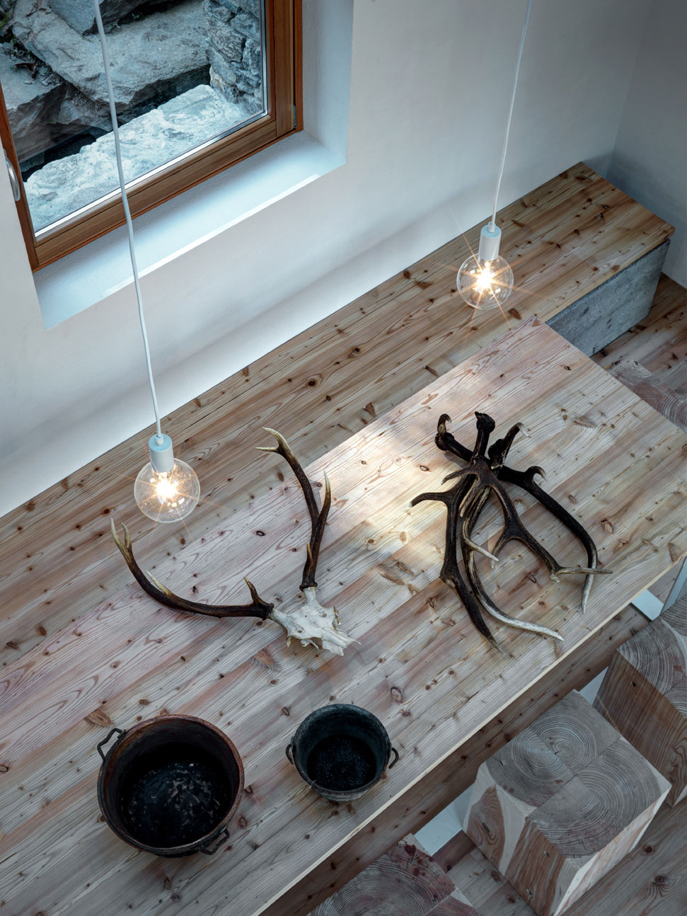 A Stone House Combines Rustic Interior Elements with Modern Architecture in Piateda by Alfredo Vanotti (17)