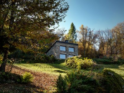 A Stone House Combines Rustic Interior Elements with Modern Architecture in Piateda by Alfredo Vanotti (2)