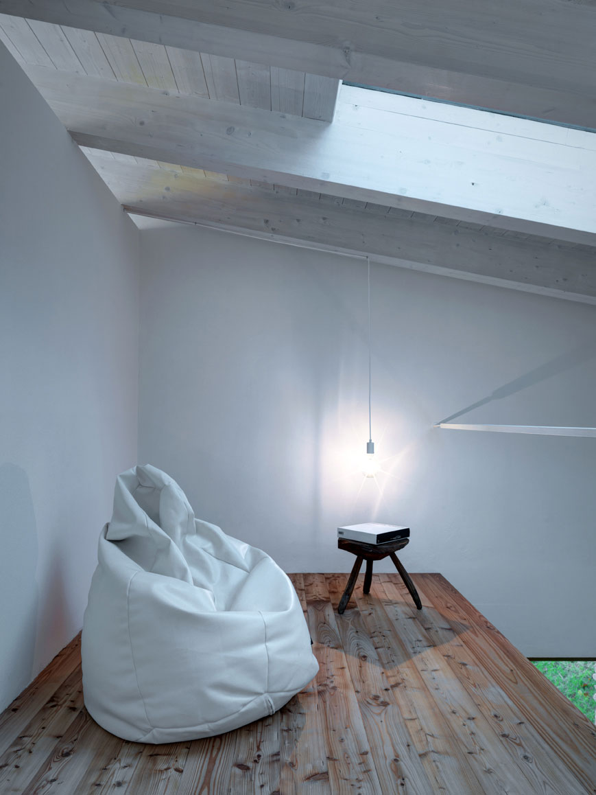 A Stone House Combines Rustic Interior Elements with Modern Architecture in Piateda by Alfredo Vanotti (22)