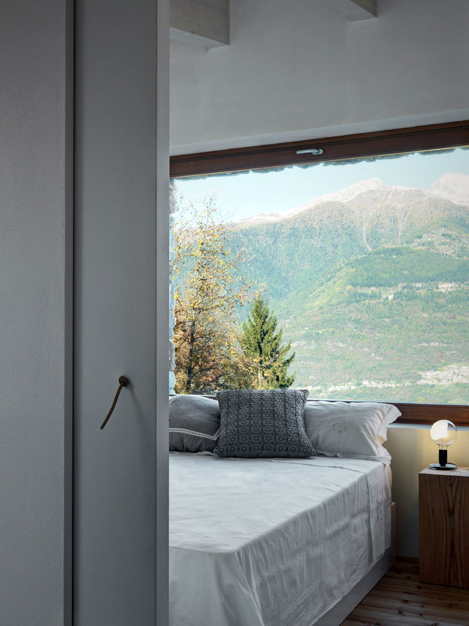 A Stone House Combines Rustic Interior Elements with Modern Architecture in Piateda by Alfredo Vanotti (25)