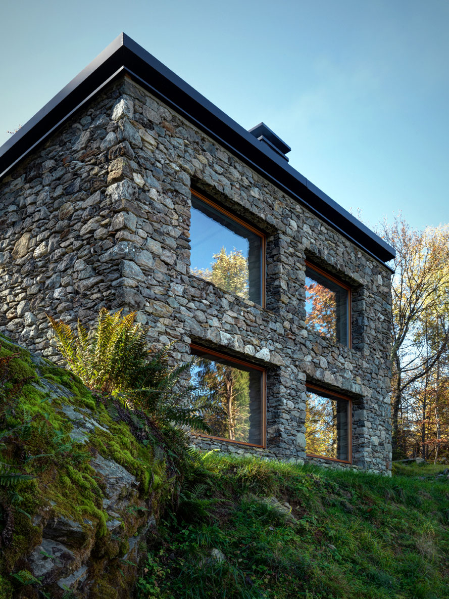 A Stone House Combines Rustic Interior Elements with Modern Architecture in Piateda by Alfredo Vanotti (3)