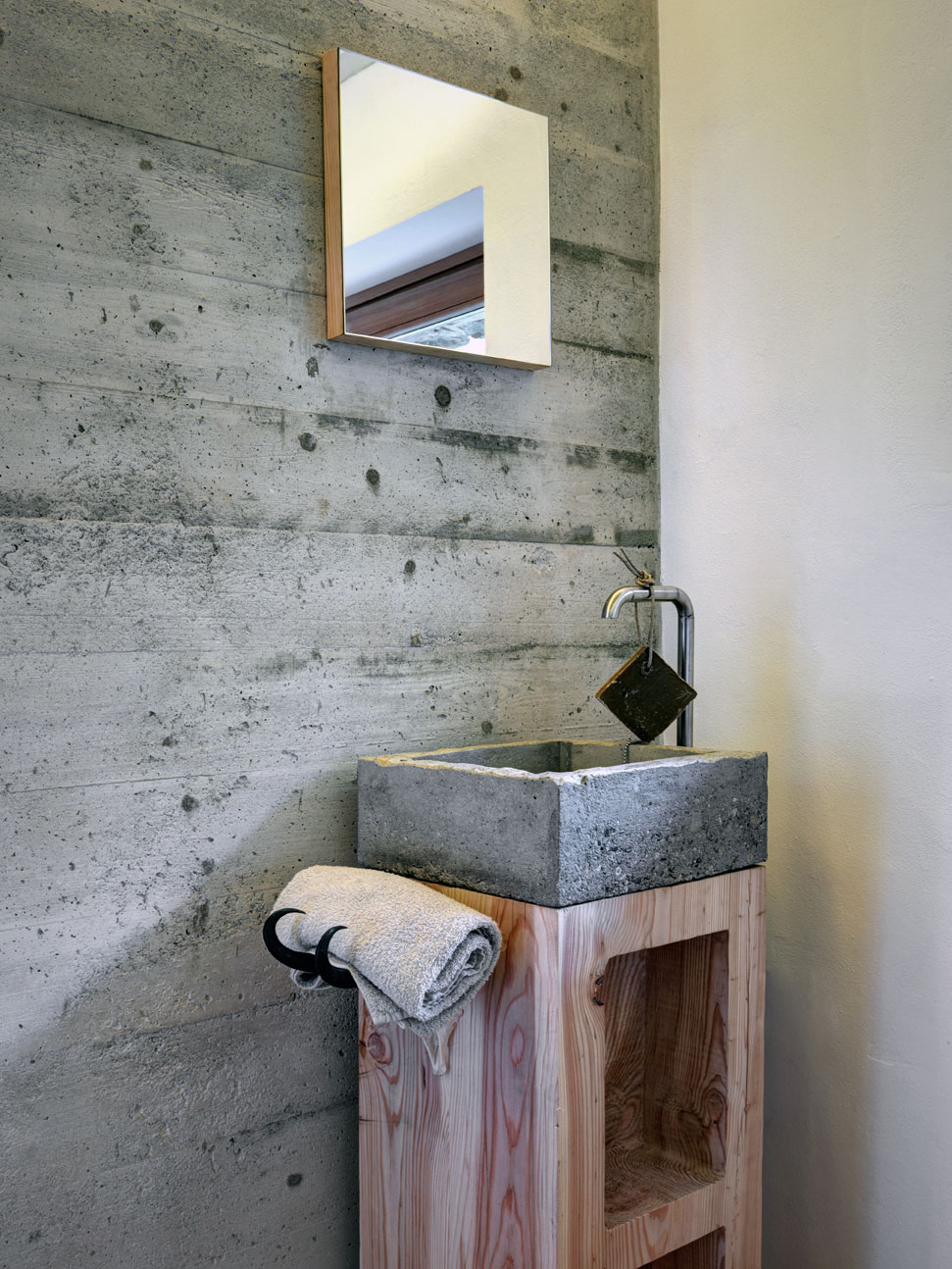 A Stone House Combines Rustic Interior Elements with Modern Architecture in Piateda by Alfredo Vanotti (30)