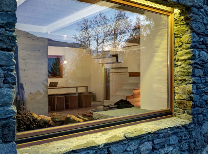 A Stone House Combines Rustic Interior Elements with Modern Architecture in Piateda by Alfredo Vanotti (31)