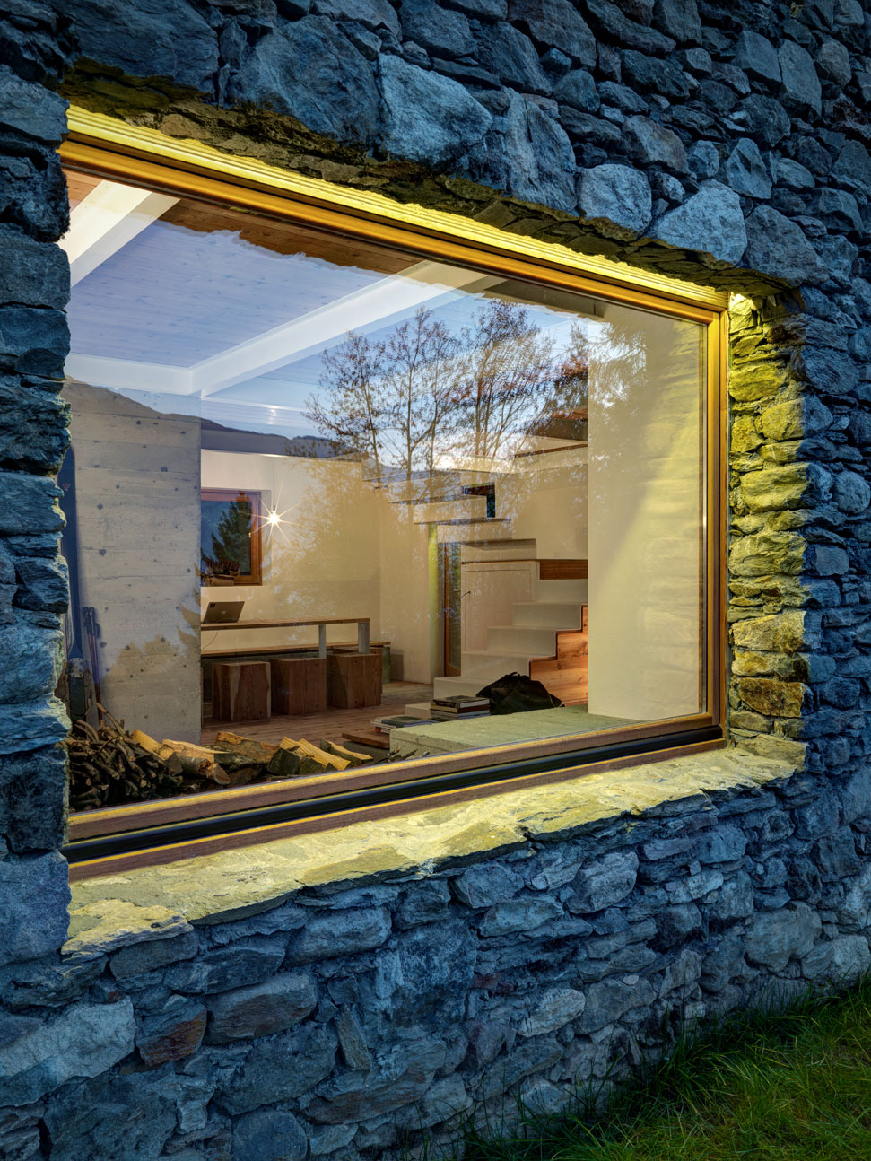 A Stone House Combines Rustic Interior Elements with Modern Architecture in Piateda by Alfredo Vanotti (31)