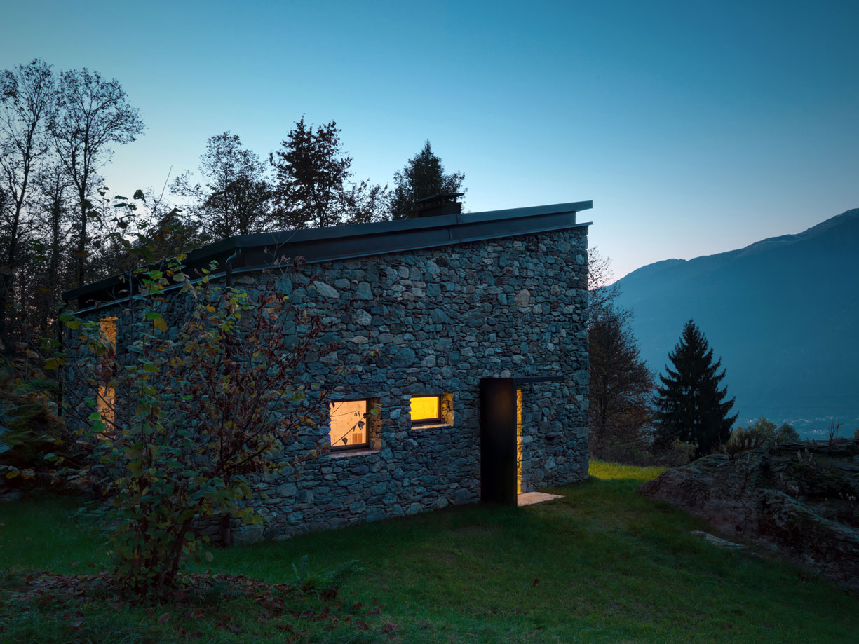 A Stone House Combines Rustic Interior Elements with Modern Architecture in Piateda by Alfredo Vanotti (32)