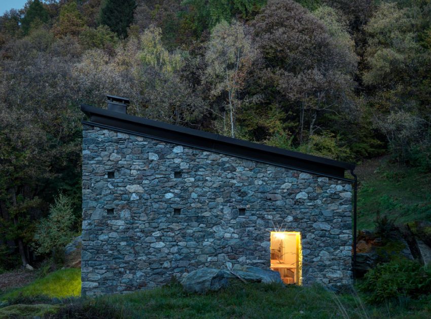 A Stone House Combines Rustic Interior Elements with Modern Architecture in Piateda by Alfredo Vanotti (33)