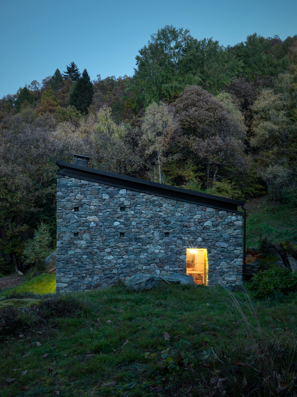 A Stone House Combines Rustic Interior Elements with Modern Architecture in Piateda by Alfredo Vanotti (33)