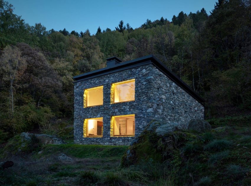 A Stone House Combines Rustic Interior Elements with Modern Architecture in Piateda by Alfredo Vanotti (34)