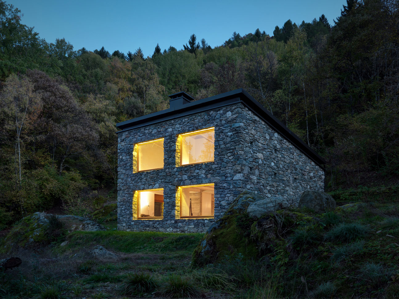A Stone House Combines Rustic Interior Elements with Modern Architecture in Piateda by Alfredo Vanotti (34)