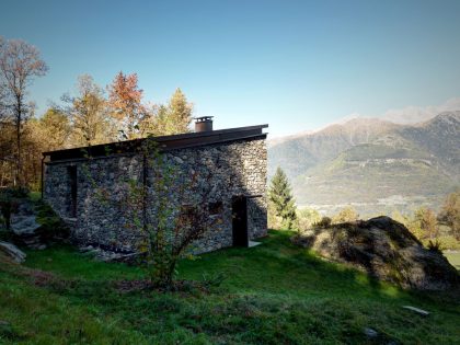 A Stone House Combines Rustic Interior Elements with Modern Architecture in Piateda by Alfredo Vanotti (4)